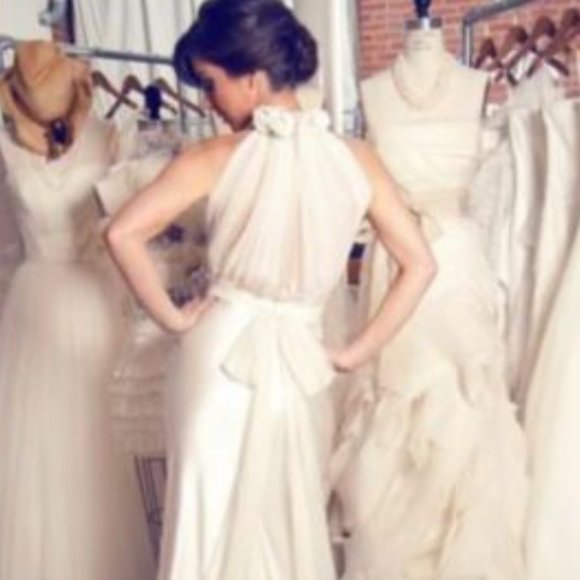 Vera Wang Silk Wedding Gown - size 10 - ivory - 2G144 - Picture 1 of 14
